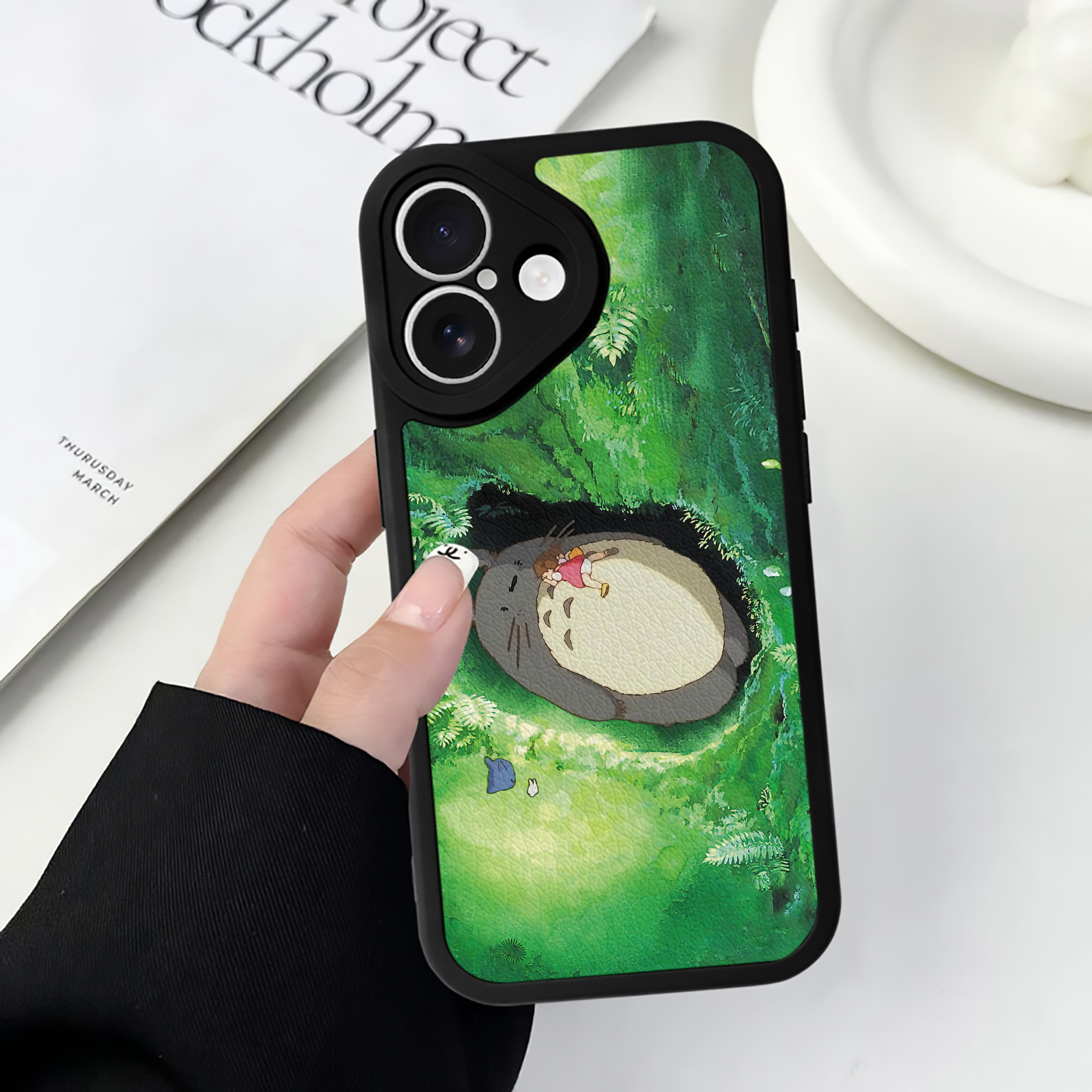 （画像用） となりのトトロ 草壁メイ 草壁サツキ My Neighbor Totoro Satsuki Kusakabe Mei Kusakabe 【iPhone 16シリーズ対応】シリコンスマホケース（レザー調） 材質：シリコン